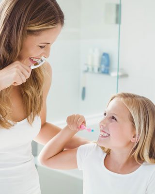 Kind mit Zahnmodell